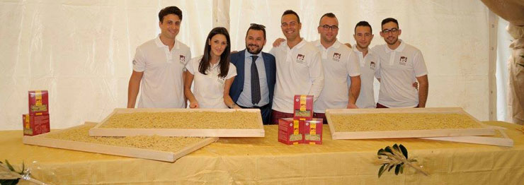 Los chicos de la fábrica de pasta con Simone Franchi, responsable  Service Storci